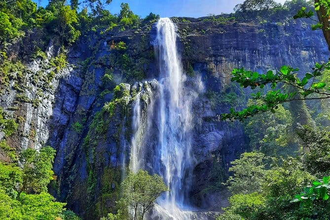 Sri Lanka’s second-highest waterfall, Diyaluma, is a 1-hour scenic drive from Ella — the perfect day trip for tuk tuk travelers.